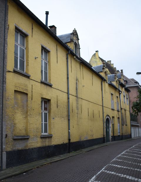 De Bril in Lier, een straat met een oud geel gebouw