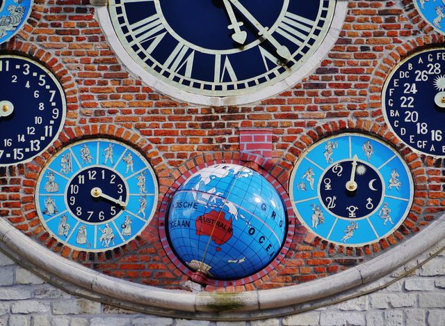 De blauwe wijzerplaten van de Zimmertoren in Lier